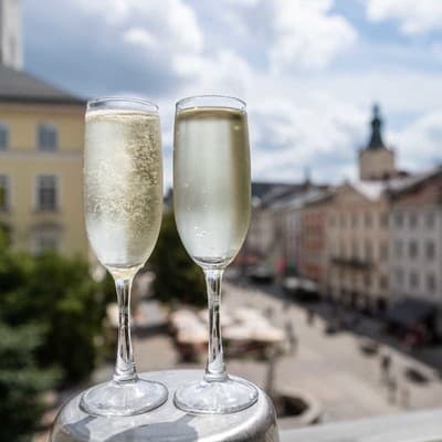 Oysters&Bubbles Gastro Hotel. Rynok square 17