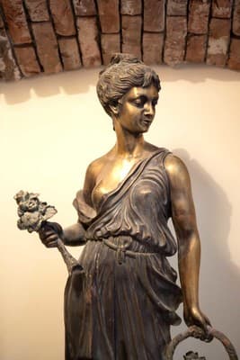 Oysters&Bubbles Gastro Hotel. Rynok square 19