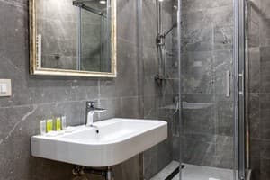 Отель Oysters&Bubbles Gastro Hotel. Rynok square. Улучшенный двухместный с видом на город 2+1 7