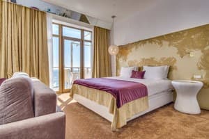 Отель Panorama De Luxe. Люкс двухместный с ванной, балконом и видом на море. 1