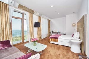 Отель Panorama De Luxe. Полулюкс двухместный комфорт с балконом и видом на море 1