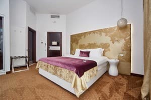 Отель Panorama De Luxe. Улучшенный двухместный стандарт с боковым видом на море 3