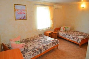 Отель Розовый Дом. Стандарт трехместный с удобствами 1