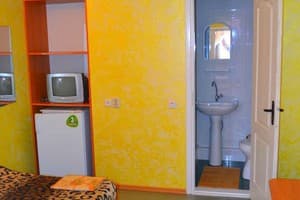 Отель Розовый Дом. Стандарт трехместный с удобствами 3