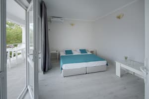 База отдыха Солнечная-Позитив. Делюкс двухместный с двуспальной кроватью 1