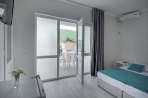 База отдыха Солнечная-Позитив. Делюкс двухместный с двуспальной кроватью 2