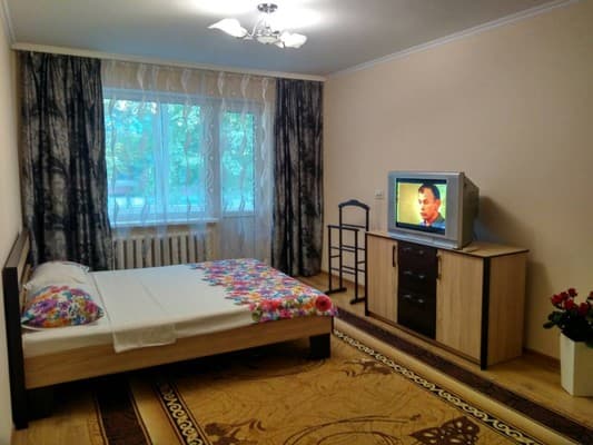 Возле Искры ул. Кавалеридзе, 8 1