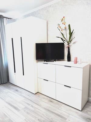 Возле Искры ул. Сиховская, 10а 1