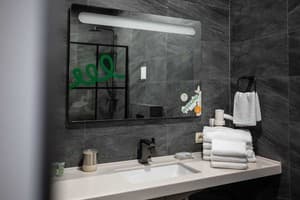 Отель Weekend Family Hotel. Люкс 6-местный с видом на море 15