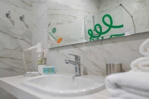 Отель Weekend Family Hotel. Полулюкс 4-местный с видом на море 6