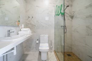 Отель Weekend Family Hotel. Улучшенный трехместный с видом на море 7