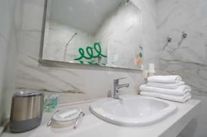 Отель Weekend Family Hotel. Улучшенный трехместный с видом на море 8