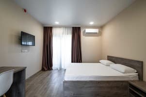 Отель Weekend Family Hotel. Улучшенный трехместный с видом на море 1