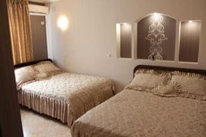 Мини-отель Южный берег. Люкс 4-местный без балкона 1