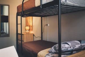 Хостел єЖилье Щекавица. Место в мужском 6-местном номере  1