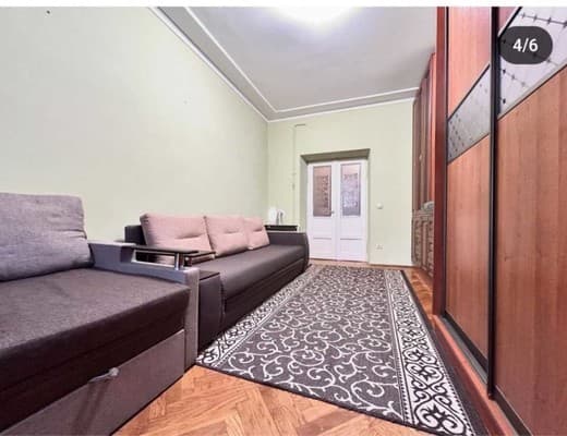 в центре, возле Медицинского университета 1