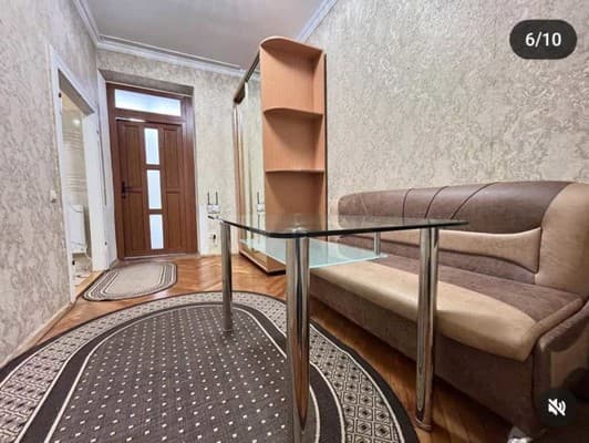 в центре, возле Медицинского университета 2